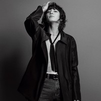 “Rambut panjang Jungkook terbayar. Sepertinya konsep ini sangat cocok untuknya. Dia melakukannya dengan baik,” “Mereka harus mengirimnya ke runway,” komentar sejumlah netizen Korea. Foto: dok. Calvin Klein