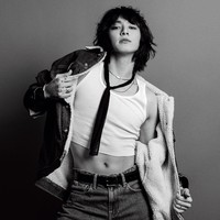 Ini adalah kedua kalinya Jungkook BTS tampil dalam campaign Calvin Klein setelah didapuk menjadi global ambassador pada Maret 2023. Gayanya tak kalah memukau saat memakai 90s Denim Sherpa Jacket seharga $169.90 atau sekitar Rp 2,6 jutaan. Foto: dok. Calvin Klein