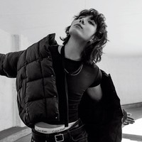 Pelantun SEVEN itu juga memakai Padded Lightweight Jacket seharga $199.90 atau sekitar Rp 3 jutaan yang serasi dengan 90s Straight Jeans dan ankle boots-nya.  Foto: dok. Calvin Klein