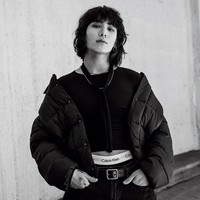 Penampilan badass Jungkook BTS bak rock star sontak menjadi perbincangan netizen Korea. Debutnya sebagai model runway Calvin Klein pun dinantikan. Foto: dok. Calvin Klein