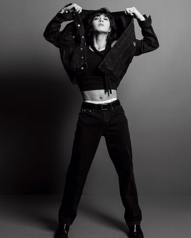 Dalam pemotretan tersebut, Jungkook BTS memakai Genderless Denim Jacket berwarna hitam seharga SGD 244 atau sekitar Rp 2,7 jutaan. Atasan tersebut dipadukan dengan crop top dan menampilkan otot perutnya yang kencang. Foto: dok. Calvin Klein