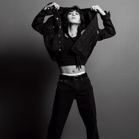 Dalam pemotretan tersebut, Jungkook BTS memakai Genderless Denim Jacket berwarna hitam seharga SGD 244 atau sekitar Rp 2,7 jutaan. Atasan tersebut dipadukan dengan crop top dan menampilkan otot perutnya yang kencang. Foto: dok. Calvin Klein