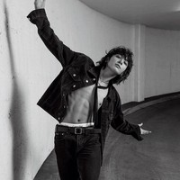 Kini terungkap alasan Jungkook BTS sempat punya potongan rambut long bob. Dia terlibat dalam campaign Calvin Klein yang mengusung konsep genderless bersama Jennie BLACKPINK, bintang serial Euphoria Alexa Demie, dan rapper Kid Cudi. Foto: dok. Calvin Klein