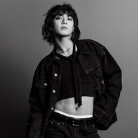 Jungkook BTS menuai pujian dengan penampilannya dalam pemotretan Calvin Klein. Maknae grup BTS itu tampil badass dan mendobrak gaya berpakaian pria.Foto: dok. Calvin Klein