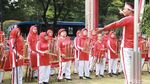 Gaya Kompak Emak-emak Main Angklung Sambut HUT RI