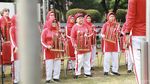 Gaya Kompak Emak-emak Main Angklung Sambut HUT RI