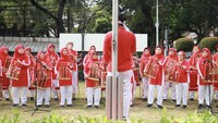 Mereka juga mengenakan pakaian bernuansa merah putih saat tampil.