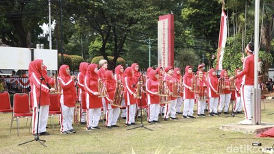Gaya Kompak Emak-emak Main Angklung Sambut HUT RI