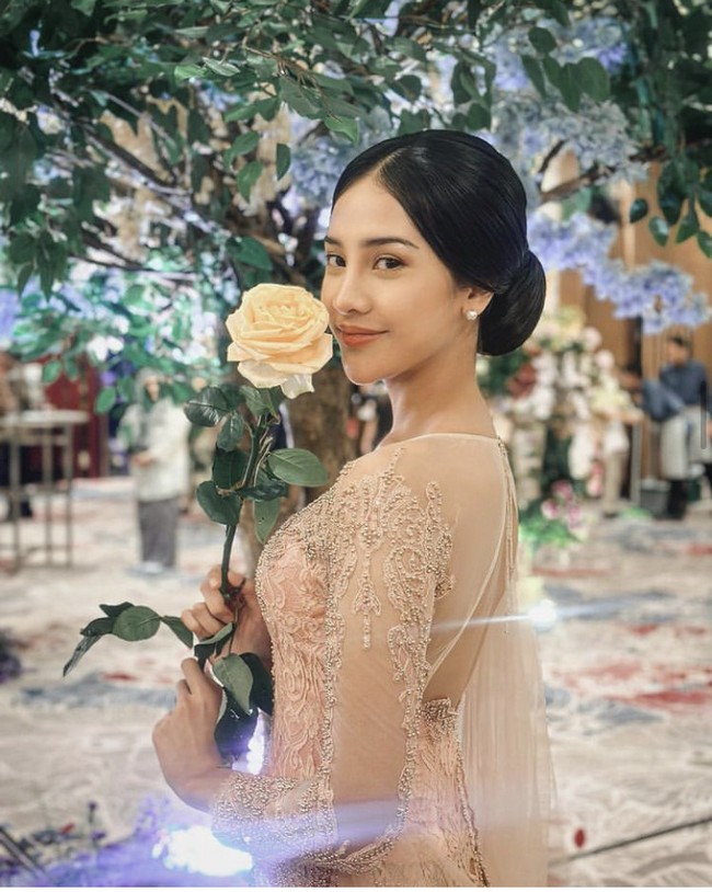 Ide gaya rambut sanggul yang bisa dicontek ini datang dari Anya Geraldine. Mode rambut sanggul dengan teknik roll ini akan membuat penampilan terlihat lebih ayu. Foto: Instagram