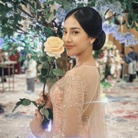 Ide gaya rambut sanggul yang bisa dicontek ini datang dari Anya Geraldine. Mode rambut sanggul dengan teknik roll ini akan membuat penampilan terlihat lebih ayu. Foto: Instagram