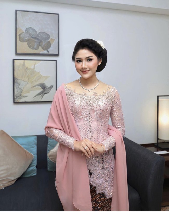 Erina Gudono kerap berbagi foto dengan berbagai model gaya rambut yang disanggul. Salah satunya seperti dalam foto ini ketika Erina Gudono memakai sanggul tradisional khas perempuan Jawa. Foto: Instagram