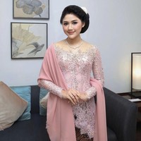 Erina Gudono kerap berbagi foto dengan berbagai model gaya rambut yang disanggul. Salah satunya seperti dalam foto ini ketika Erina Gudono memakai sanggul tradisional khas perempuan Jawa. Foto: Instagram