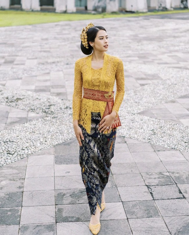 Maudy Ayunda tampil dalam balutan kebaya Bali rancangan Didiet Maulana. Ia tampil memukau dengan gaya rambut sanggul yang dilengkapi aksesori. Foto: Instagram