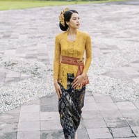 Maudy Ayunda tampil dalam balutan kebaya Bali rancangan Didiet Maulana. Ia tampil memukau dengan gaya rambut sanggul yang dilengkapi aksesori. Foto: Instagram