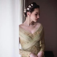 Model sanggul modern low bun dengan aksesori ini bisa jadi inspirasi yang cocok untuk acara pesta pernikahan atau wisuda yang tak terlalu terkesan berat. Enzy Storia pun terlihat manis gaya klasik dalam tatanan rambut yang disanggul kepang ini. Foto: Instagram