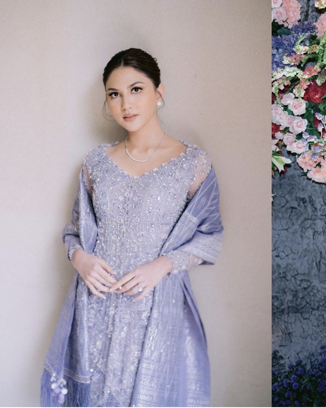 Jessica Mila tampak cantik dengan gaya rambut sanggul modern yang menyisakan beberapa helai rambut di depan telinganya. Foto: Instagram