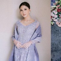 Jessica Mila tampak cantik dengan gaya rambut sanggul modern yang menyisakan beberapa helai rambut di depan telinganya. Foto: Instagram