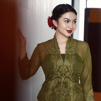 Ariel Tatum tampil menawan dengan makeup bold dan gaya rambut sanggul yang disisipi aksesori bunga mawar. Foto: Instagram