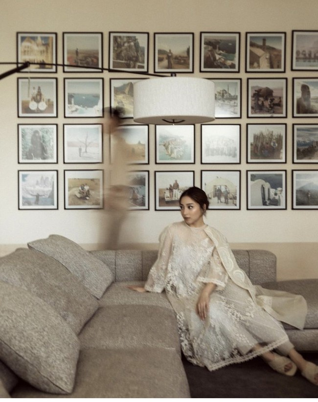 Nikita Willy tampil elegan dengan gaya rambut sanggul modern dengan teknik roll. Ini cocok untuk kamu yang ingin wisuda atau kondangan dengan tema simpel dan minimalis. Foto: Instagram/@erinagudono