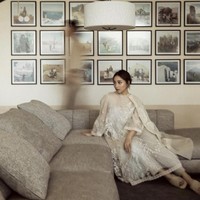 Nikita Willy tampil elegan dengan gaya rambut sanggul modern dengan teknik roll. Ini cocok untuk kamu yang ingin wisuda atau kondangan dengan tema simpel dan minimalis. Foto: Instagram/@erinagudono