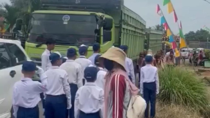 Gerak jalan terhambat kemacetan di Batanghari Gerak jalan terhambat kemacetan di Batanghari, Jambi.