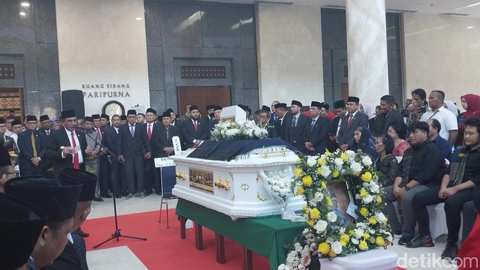 Gubernur Sumut Edy Rahmayadi, Ketua DPRD Sumut Baskami Ginting serta sejumlah pejabat lainnya saat mengantarkan jasad Saut. (Finta Rahyuni/detikSumut)