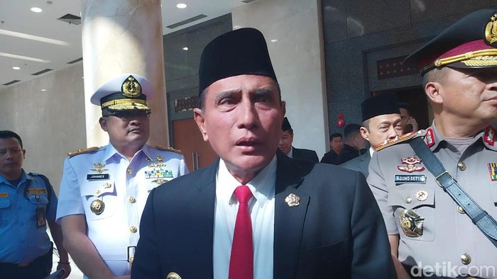 Gubernur Sumut Edy Rahmayadi saat diwawancarai di DPRD Sumut. Foto: Finta Rahyuni/detikSumut