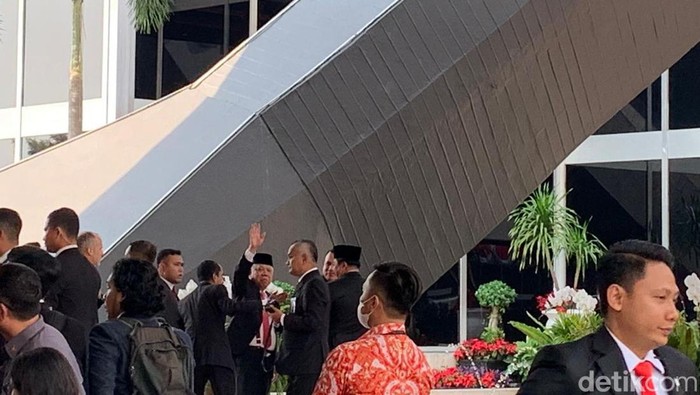 Hadiri Sidang Tahunan MPR, Basuki Lambaikan Tangan-Kiss Bye