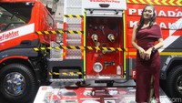 Hino Dutro 300 edisi ini diproduksi PT Pundarika Atma Semesta selaku karoseri kendaraan damkar dengan merek Ayaxx.  
