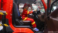Anak-anak tampak berpose di truk damkar.  
