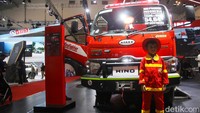 Pengunjung anak-anak berkostum ala damkar di Fire Truck Ayaxx yang mejeng di GIIAS 2023 di ICE BSD City, Tangerang.  