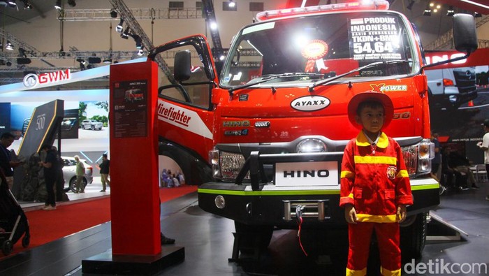 Hino memboyong truk damkar Ayaxx dengan sasis Dutro 300 GIIAS 2023. Pengunjung anak-anak bisa menjajal truk ini sambil memakai kostum pemadam kebakaran (damkar).