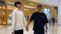 Ibnu Jamil juga merasa sangat bangga melihat pencapaian Dhofin. Akan tetapi, Ibnu Jamil sedih tak bisa melihat langsung sang putra bertugas sebagai Paskibraka karena masih syuting di Papua. Foto: dok. Instagram Ibun Jamil
