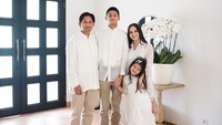 Sosok putra sulung Ibnu Jamil ini terlihat sangat dingin dan cuek saat di depan kamera. Dhofin juga dekat dengan Ririn Ekawati serta dua anak ibu sambungnya itu, Yaya dan Jasmine Abeng. Foto: dok. Instagram Ibnu Jamil