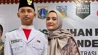 Maya Maula mendampingi Dhofin saat pengukuhan. Sebagai ibu, Maya bangga Dhofin bisa melewati 5 bulan masa pelatihan. Foto: dok. Instagram Maya Maula