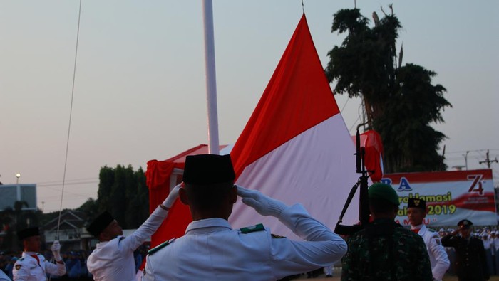 Ilustrasi Pengibaran Bendera Merah Putih