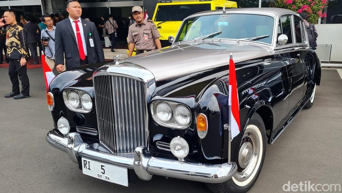 Ini Bentley Klasik Mewah yang Ditunggangi Bamsoet ke Sidang Tahunan Ketua MPR Bambang Soesatyo datang menggunakan mobil pribadi di Sidang Tahunan MPR 2023. Bamsoet mengendarai mobil Bentley klasik.
