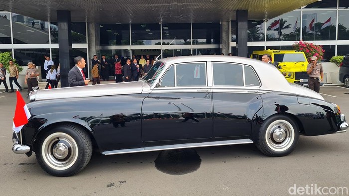 Ini Bentley Klasik Mewah yang Ditunggangi Bamsoet ke Sidang Tahunan Ketua MPR Bambang Soesatyo datang menggunakan mobil pribadi di Sidang Tahunan MPR 2023. Bamsoet mengendarai mobil Bentley klasik.