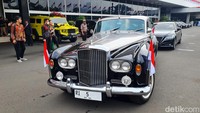 Mobil Bentley klasik itu berpelat RI 5.  