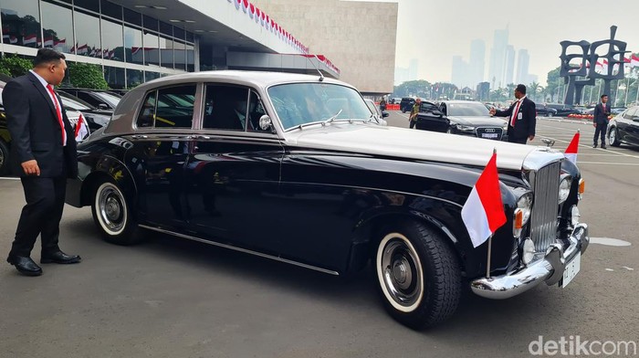 Ini Bentley Klasik Mewah yang Ditunggangi Bamsoet ke Sidang Tahunan Ketua MPR Bambang Soesatyo datang menggunakan mobil pribadi di Sidang Tahunan MPR 2023. Bamsoet mengendarai mobil Bentley klasik.