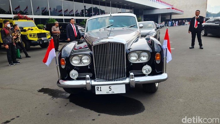 Ini Bentley Klasik Mewah yang Ditunggangi Bamsoet ke Sidang Tahunan Ketua MPR Bambang Soesatyo datang menggunakan mobil pribadi di Sidang Tahunan MPR 2023. Bamsoet mengendarai mobil Bentley klasik.