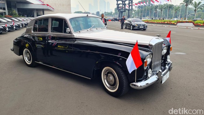 Ketua MPR Bambang Soesatyo datang menggunakan mobil pribadi di Sidang Tahunan MPR 2023. Bamsoet mengendarai mobil Bentley klasik.