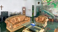 Ia juga menceritakan, rumah tersebut memang termasuk bangunan yang sudah lama. Tapi jauh dari kata angker. Tak ada suasana yang digambarkan oleh para warganet, seolah rumah itu lama tak dihuni atau punya kesan mistis.