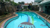 Sudah sejak lama rumah ini jadi perbincangan, sebab bangunan itu terlihat nyentrik dan ukurannya besar. Ada yang menyebut angker, menjadi tempat ritual pemujaan setan, bahkan menjadi tempat syuting film horor. Fanny pun menampik dengan tegas isu-isu tersebut.