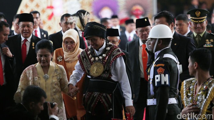 Jeda Ishoma Sidang Tahunan, Jokowi dan Ma'ruf Tinggalkan Gedung DPR Presiden Joko Widodo (Jokowi) dan Wakil Presiden Ma'ruf Amin menghadiri acara sidang tahunan MPR/DPR/DPD RI, Rabu (16/8/2023). Jokowi dan Ma'ruf meninggalkan Senayan di jeda 'ishoma' (istirahat, salat, makan) sidang tahunan siang ini.