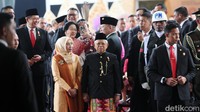 Tak berselang lama, Maruf dan Wury Estu Handayani menaiki mobil RI-2. Mereka meninggalkan Senayan dengan iringan pengawal.  