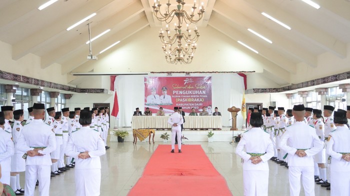 Jelang Upacara HUT RI Ke-78, Bupati Dairi Kukuhkan 45 Anggota Paskibraka