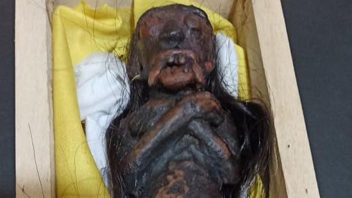 Replika boneka jenglot yang dijual pelaku Rp 17 juta kepada korban.