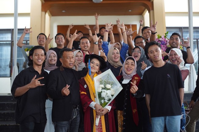 Sundul Langit itu terinspirasi dari Putri Songgolangit, inginnya tidak hanya cantik di wajah tapi juga perilakunya, terang Giri. Foto: Jian Ayune Sundul Langit, putri Bupati Ponorogo saat wisuda sang putri di Bandung. (Foto : Istimewa)
