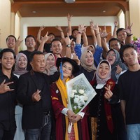 Sundul Langit itu terinspirasi dari Putri Songgolangit, inginnya tidak hanya cantik di wajah tapi juga perilakunya, terang Giri. Foto: Jian Ayune Sundul Langit, putri Bupati Ponorogo saat wisuda sang putri di Bandung. (Foto : Istimewa)